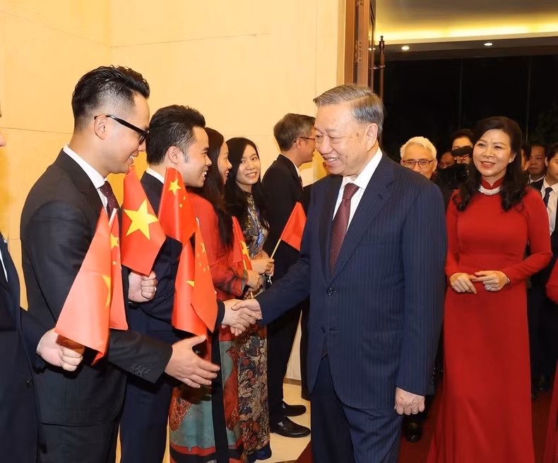 越共中央总书记、国家主席苏林偕夫人和越南驻华大使馆工作人员。（图片来源：越通社）