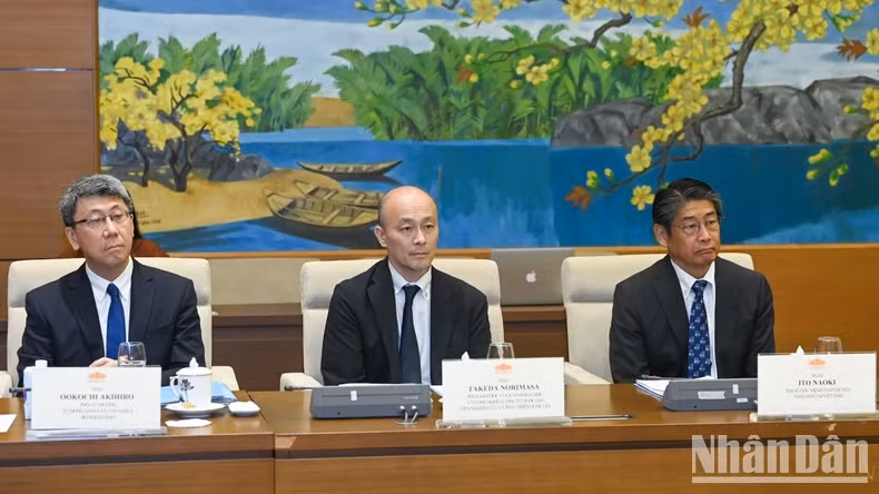 日本代表团出席会见。