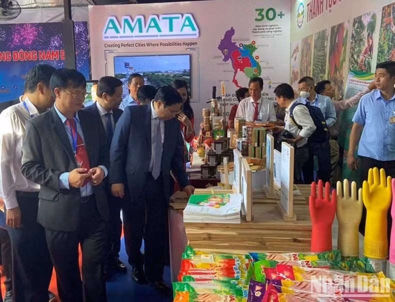 范明正总理和各位代表参观东南部地区各省市的展位。
