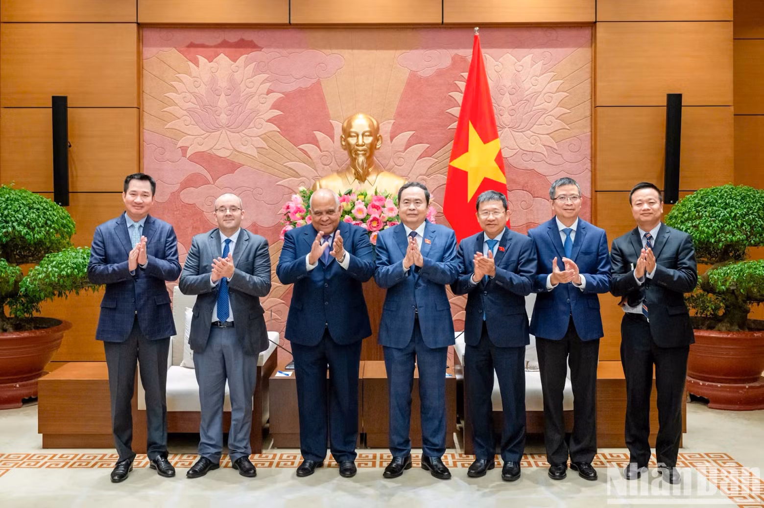 国会主席陈青敏、古巴驻越大使奥兰多·尼古拉斯·吉伦和各位代表合影留念。