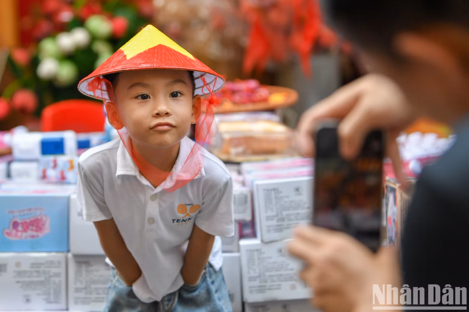 小孩子特别期待中秋节到来，因为大人会给他们买了很多玩具。