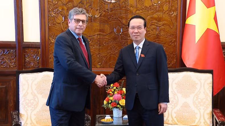 越南国家主席武文赏和巴西新任驻越大使马尔科·法拉尼。