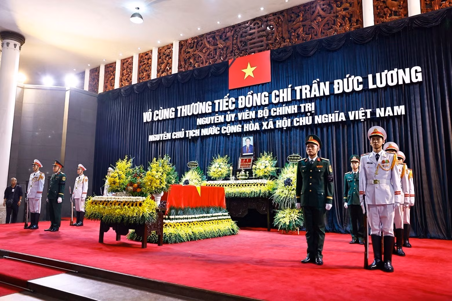 陈德良同志的灵柩停放在河内市陈圣宗街五号国家殡仪馆。（图片来源：越通社）