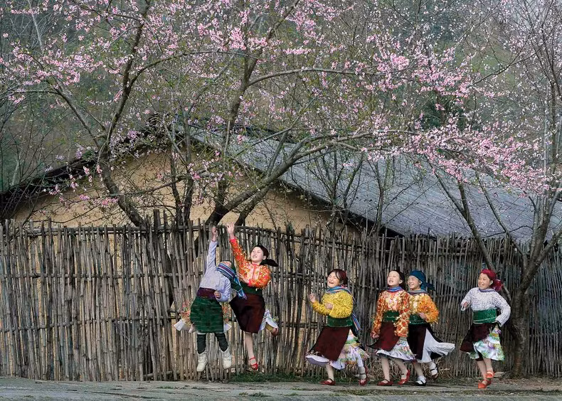 作品《夏天》，作者阮氏云（越南），国际艺术摄影师协会金牌，儿童组。