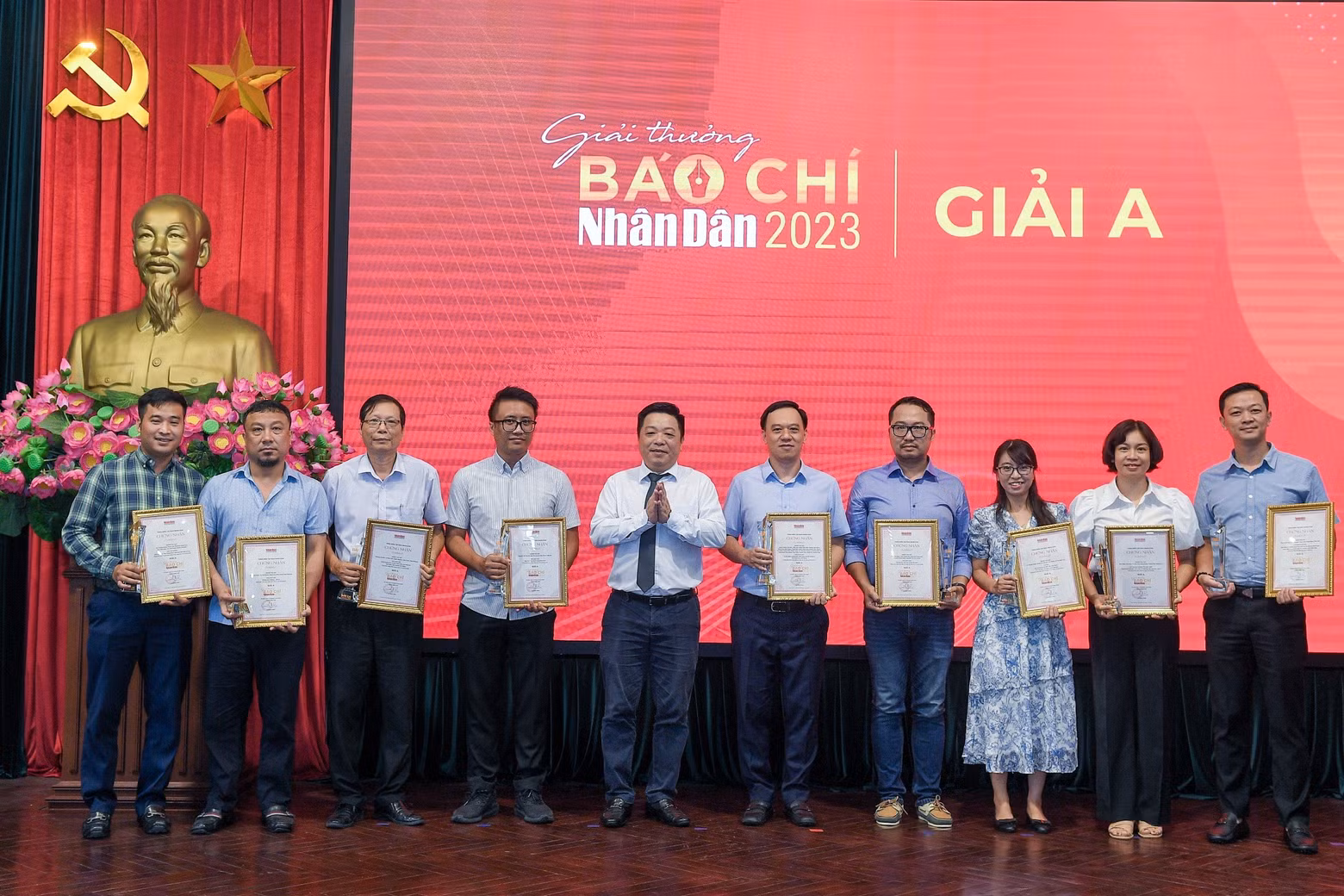 《人民报》社副总编辑桂廷原向荣获一等奖的作者、作者代表颁发奖项。