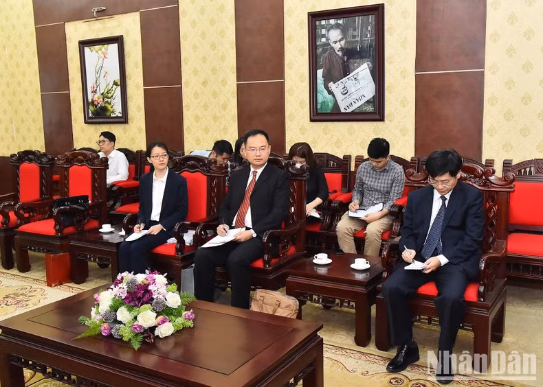 出席会见的中共中央对外联络部代表团。 出席会见的中共中央对外联络部代表团。