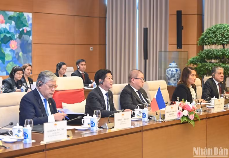 出席会见的菲律宾代表团。 出席会见的菲律宾代表团。