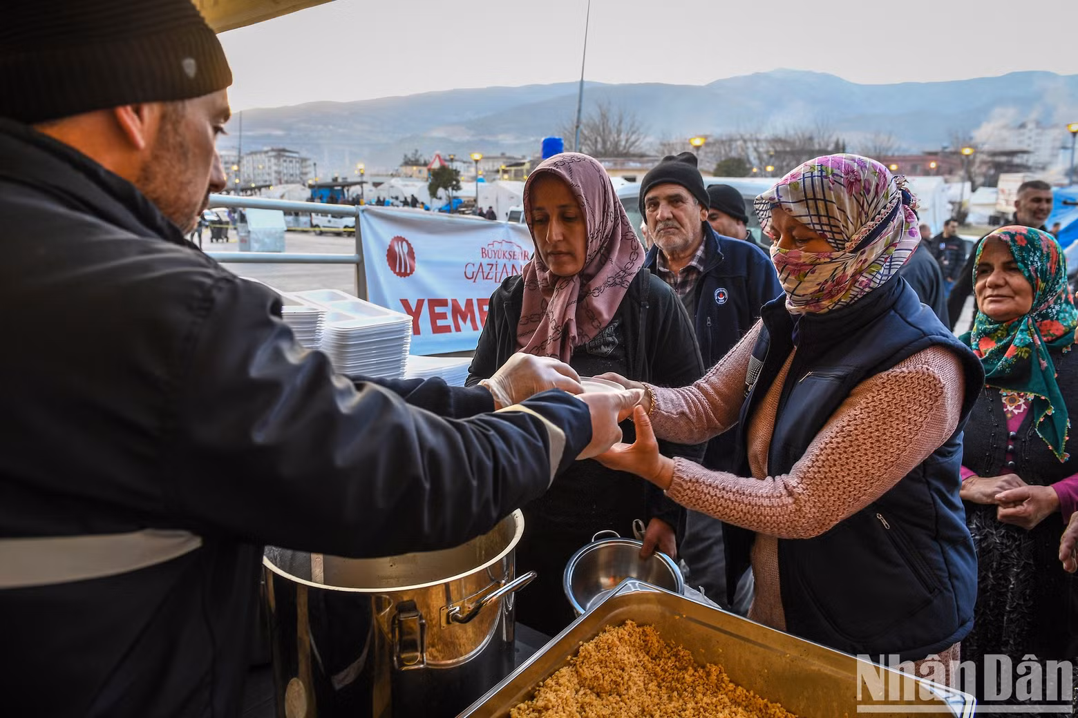 每天下午5时,援助组织都会向“帐篷”之城民众免费分发米饭和食品。 每天下午5时,援助组织都会向“帐篷”之城民众免费分发米饭和食品。
