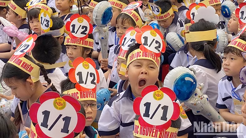 阮秉谦小学新学生第一天上课。