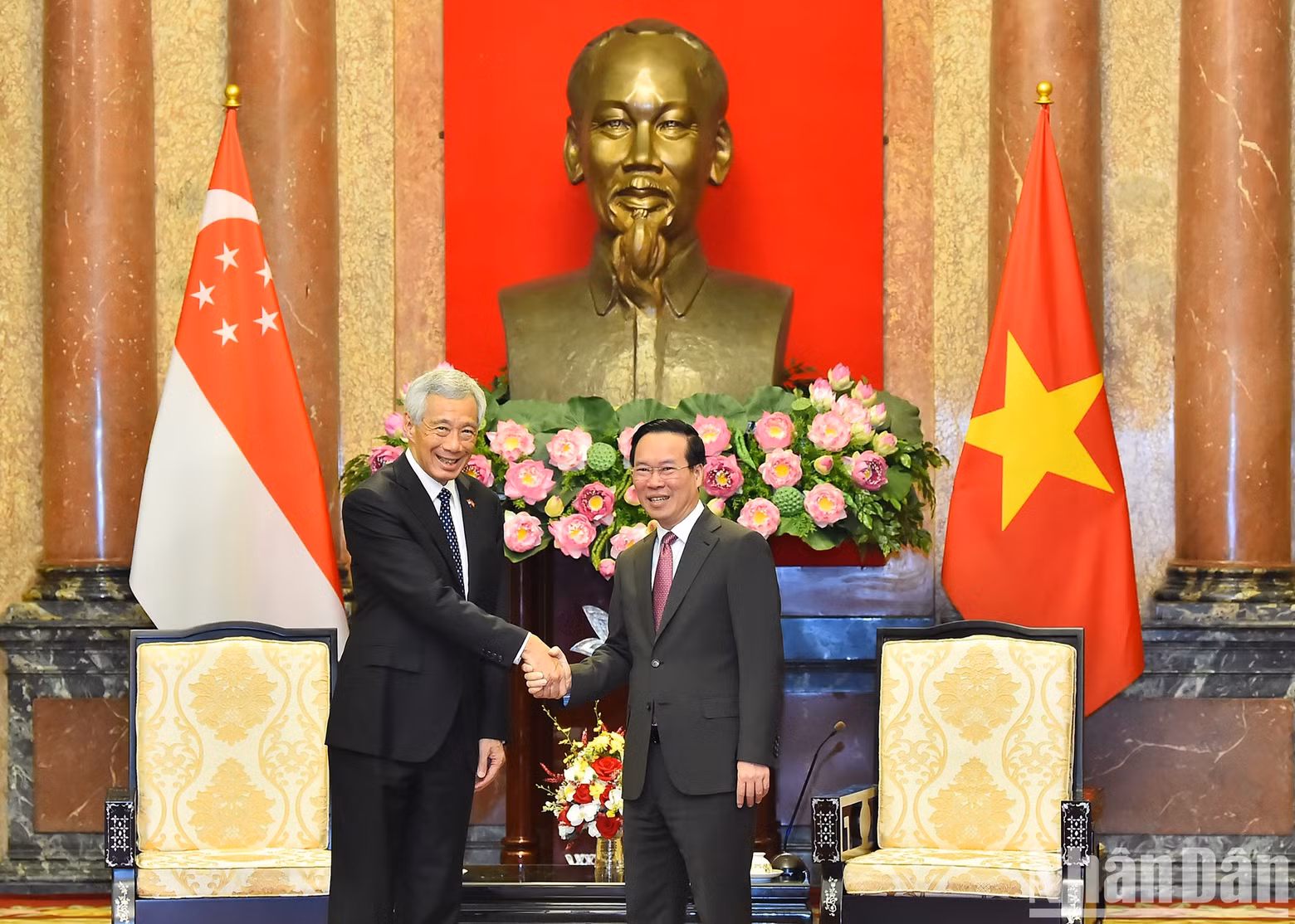 越南国家主席武文赏同新加坡总理李显龙握手。