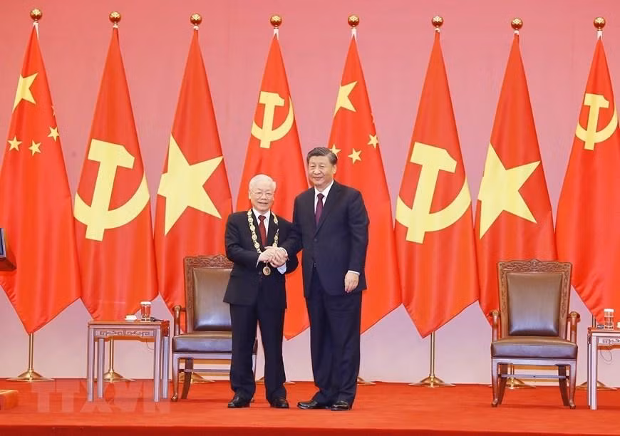 中共中央总书记、中国国家主席习近平向越共中央总书记阮富仲授予中华人民共和国“友谊勋章”。（图片来源：越通社）