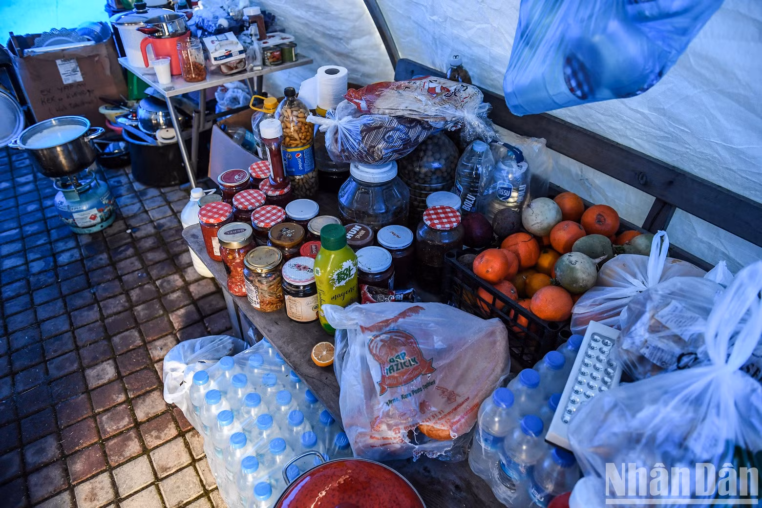 厨房里有救济食品、饮料或一些留在瓦砾下的器具。 厨房里有救济食品、饮料或一些留在瓦砾下的器具。