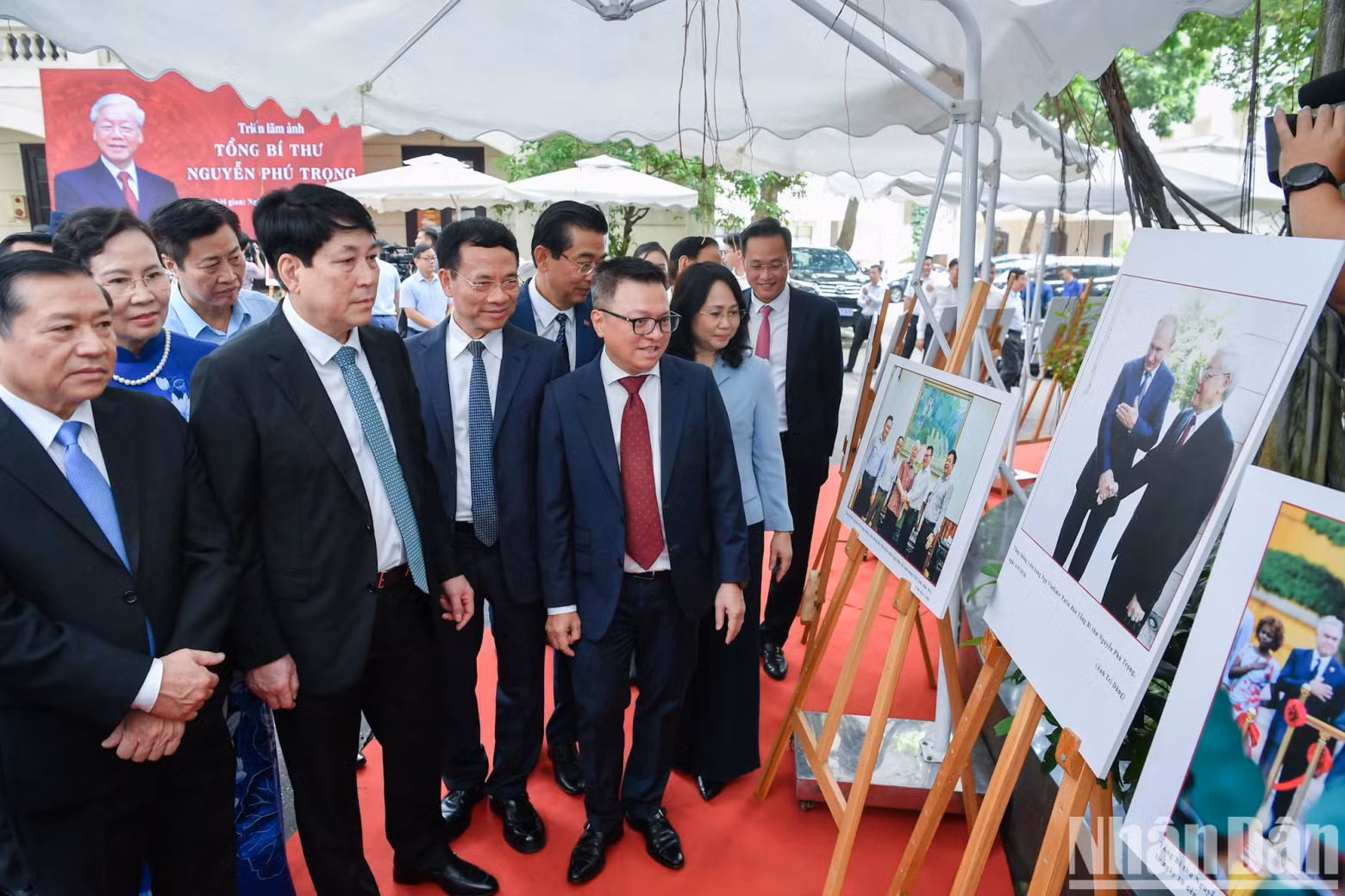 各位代表参观图片展。