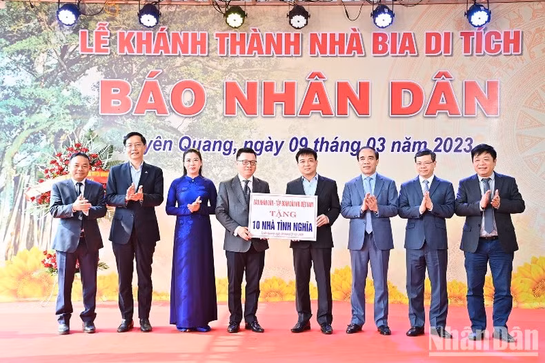 《人民报》社和越南石油天然气集团象征性地向宣光省赠送了10间爱心房。