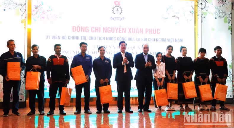 阮春福主席向得乐省贫困工人和劳动者赠送礼物。 阮春福主席向得乐省贫困工人和劳动者赠送礼物。