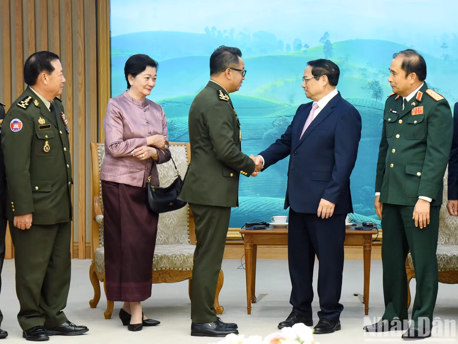 范明正总理欢送柬埔寨副首相兼国防大臣迪西哈。