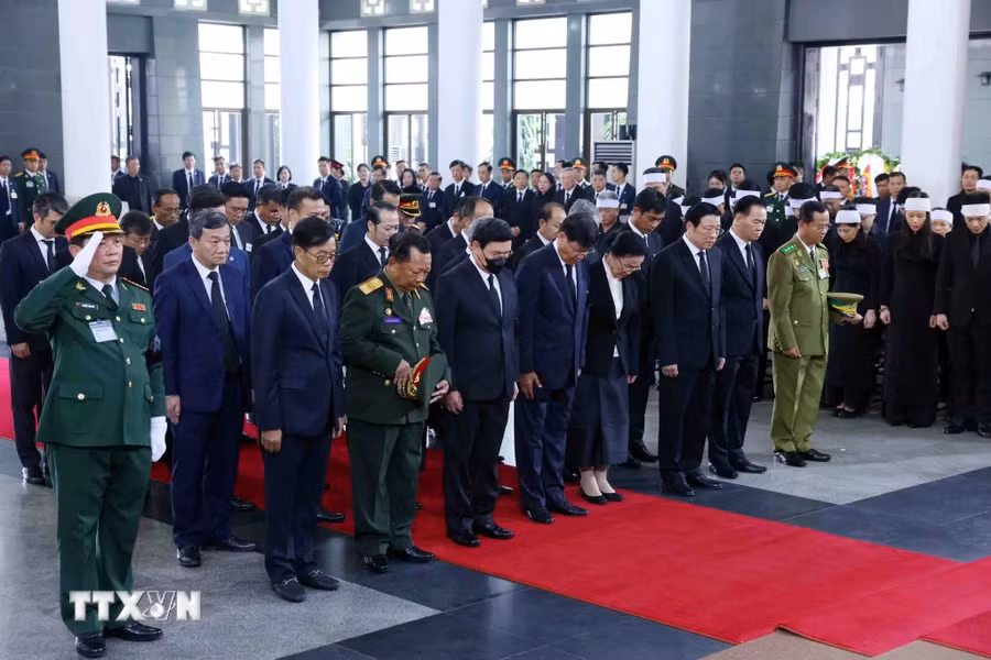 由老挝人民革命党中央总书记、老挝国家主席通伦·西苏里率领的越南党、国家领导人代表团吊唁阮富仲总书记逝世。（图片来源：越通社）
