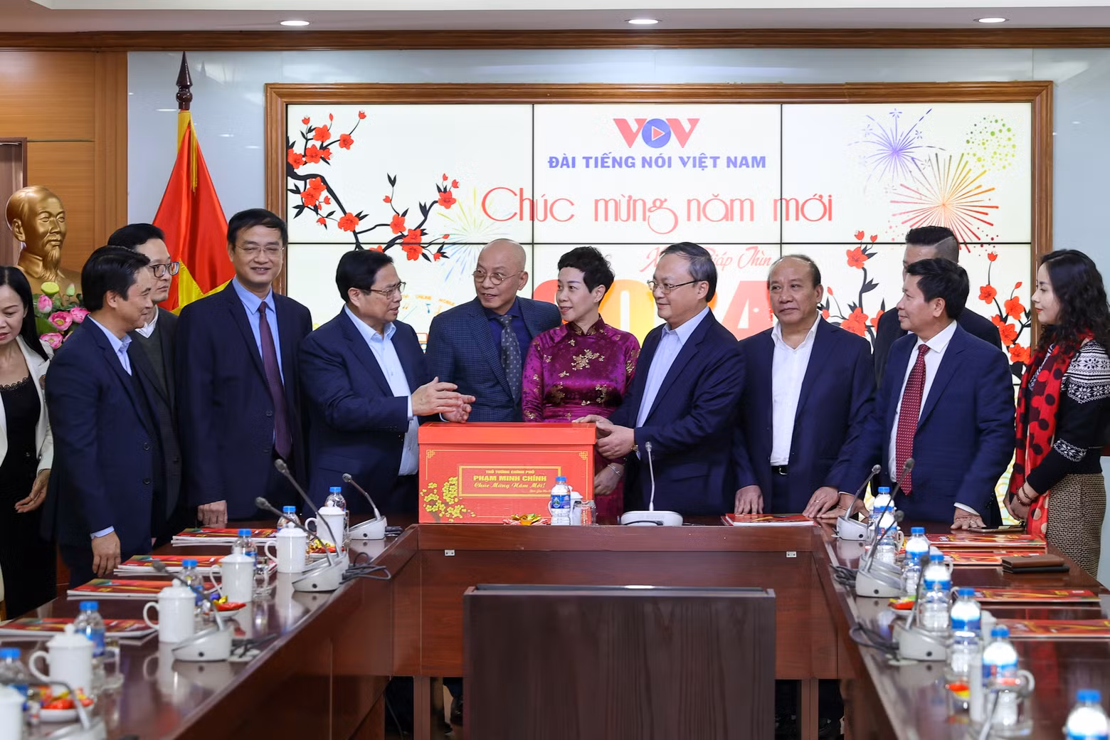 越南政府总理范明正造访了越南之声广播电台。