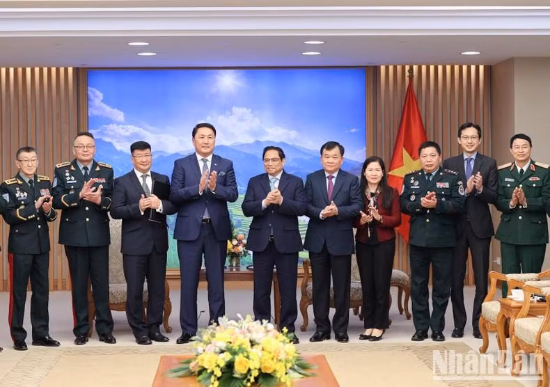 范明正总理与赛汗巴亚尔部长同两国代表团合影留念。