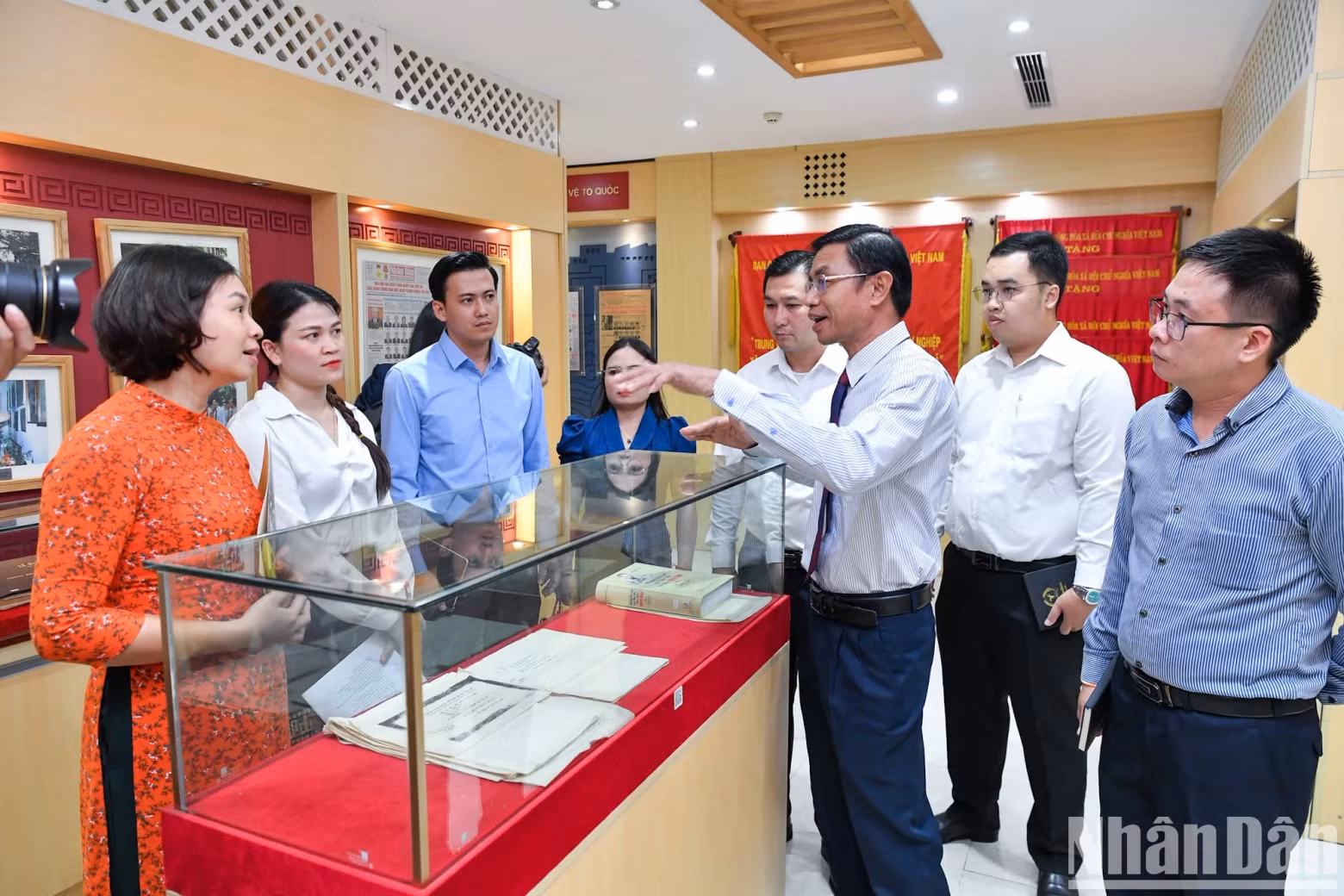 老挝《人民报》社代表团参观越南《人民报》社传统展示厅。