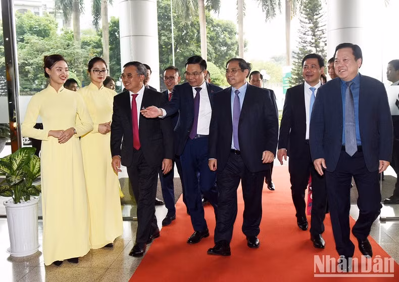 范明正总理前来出席越南国家油气集团2023年任务部署会议。