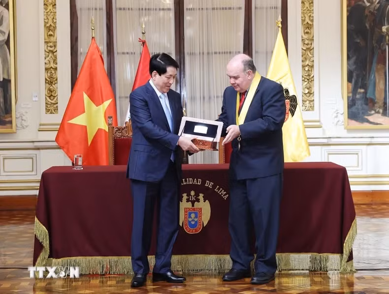 利马市市长洛佩斯·阿里亚加向梁强主席授予首都利马象征的钥匙。