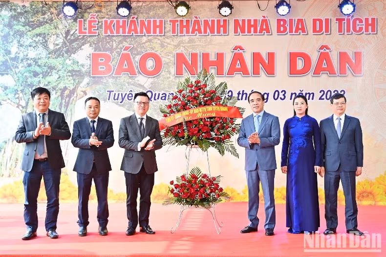 适值《人民报》社遗迹纪念碑屋正式落成之际，宣光省领导送花篮祝贺《人民报》社领导同志。
