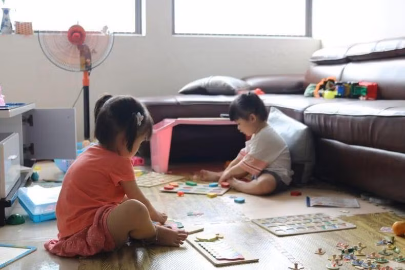 孩子们在一套皇家保障性住房里玩耍。