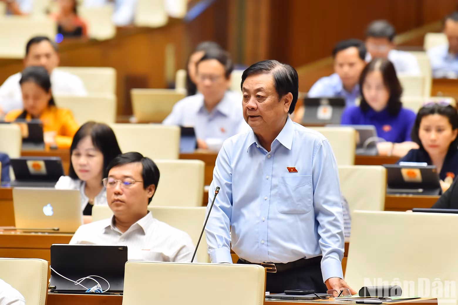 农业与农村发展部部长黎明欢回答质询。 农业与农村发展部部长黎明欢回答质询。