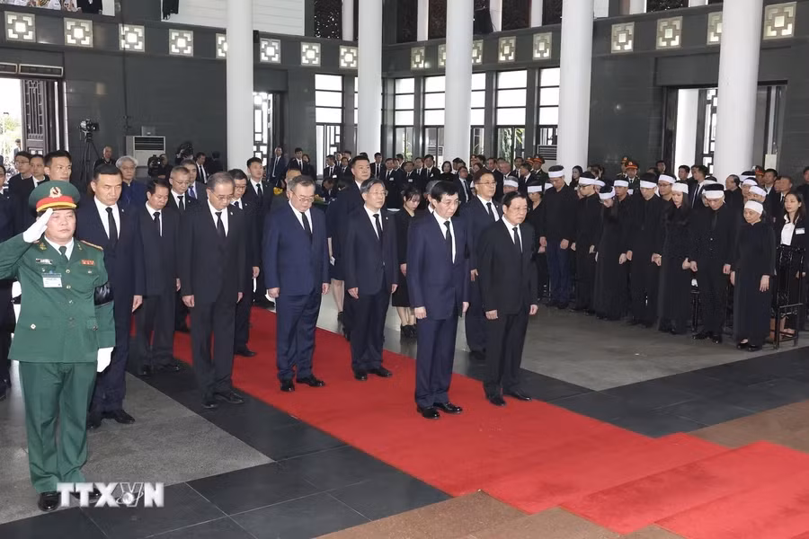 中共中央政治局常委、中国全国政协主席王沪宁代表团吊唁阮富仲总书记逝世。（图片来源：越通社）
