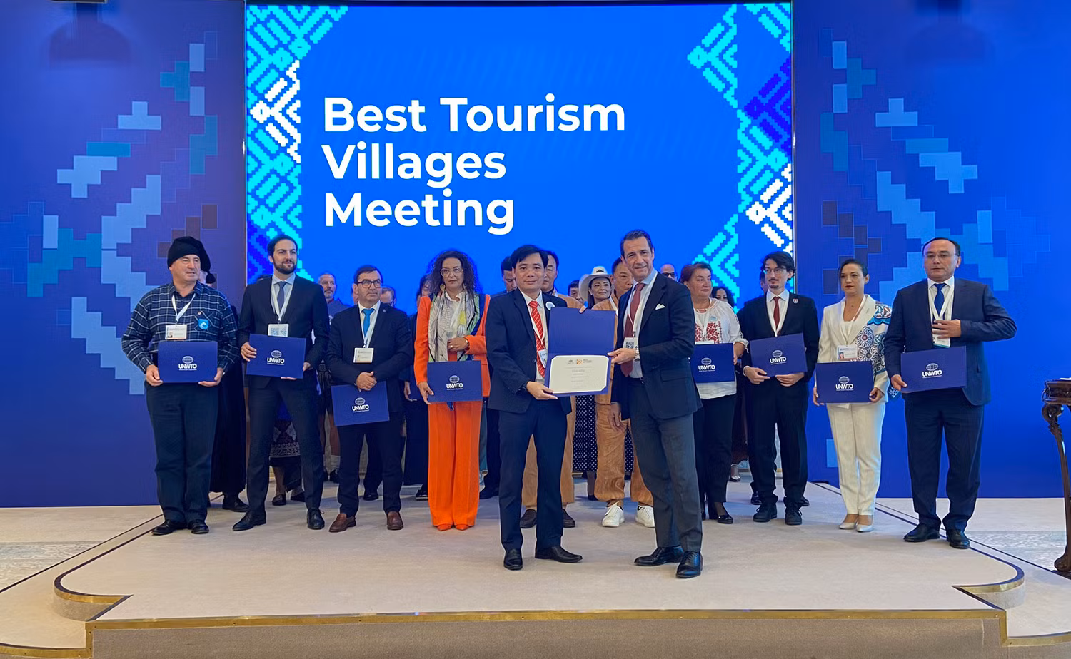 联合国世界旅游组织代表向广平省人民委员会颁发“最佳旅游乡村”奖。