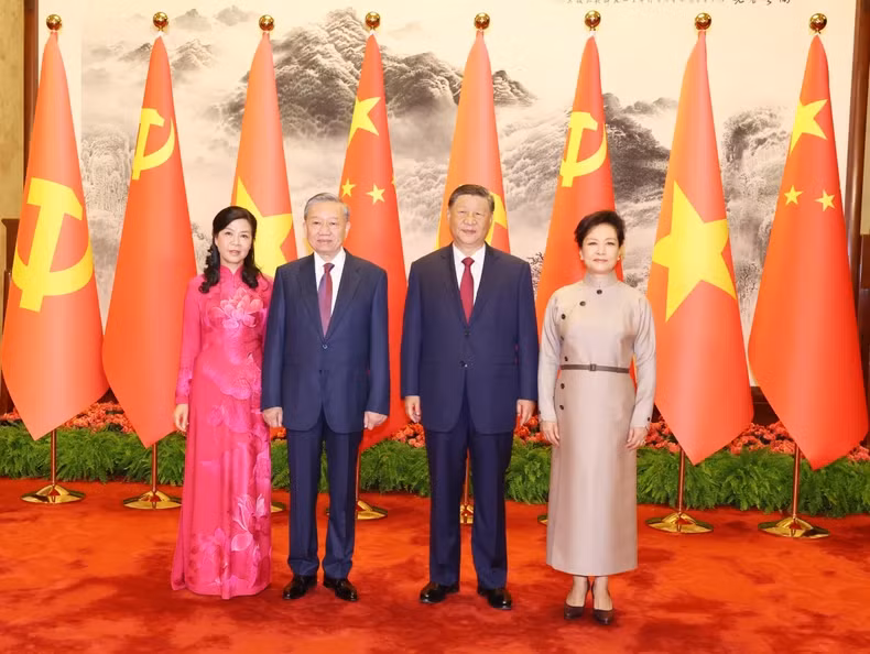 越共中央总书记、国家主席苏林和夫人同中共中央总书记、中国国家主席习近平和夫人合影。（图片来源：越通社）