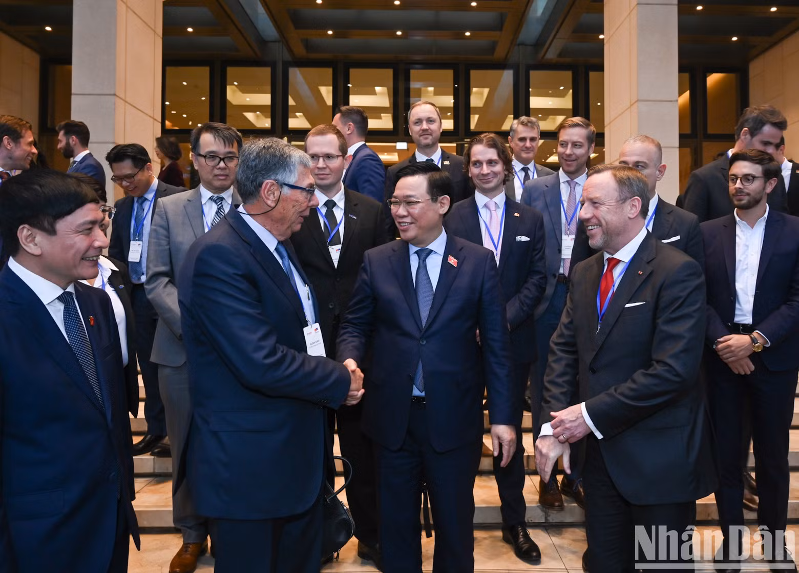 国会主席王廷惠同欧盟-东盟商业理事会代表交谈。