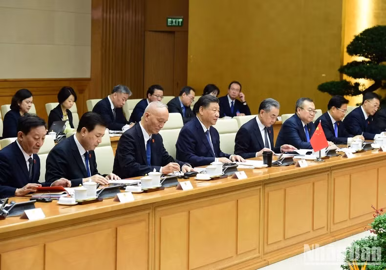 中共中央总书记、中国国家主席习近平和中国高级代表团出席会见。