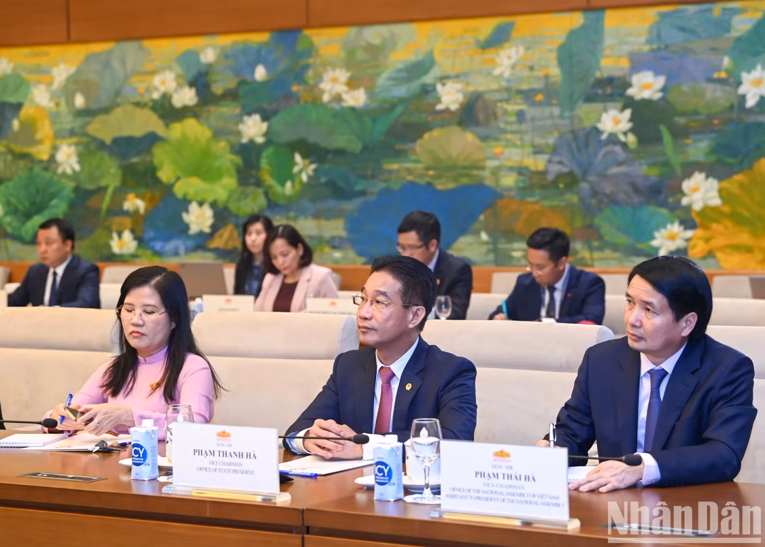 出席会见的越南代表。