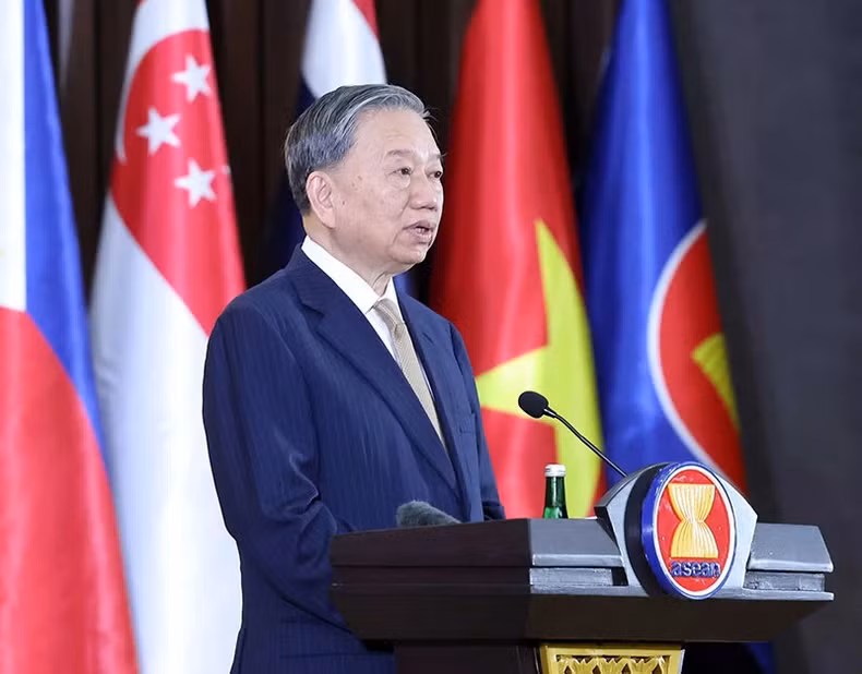 苏林总书记发表讲话。