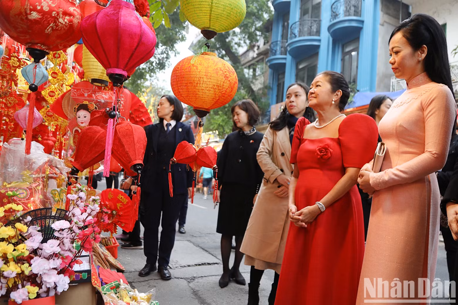 两位夫人看马街上出售的春节装饰品。