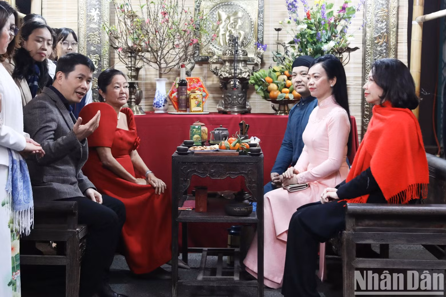 两位夫人品茶并倾听有关越南传统文化的介绍。