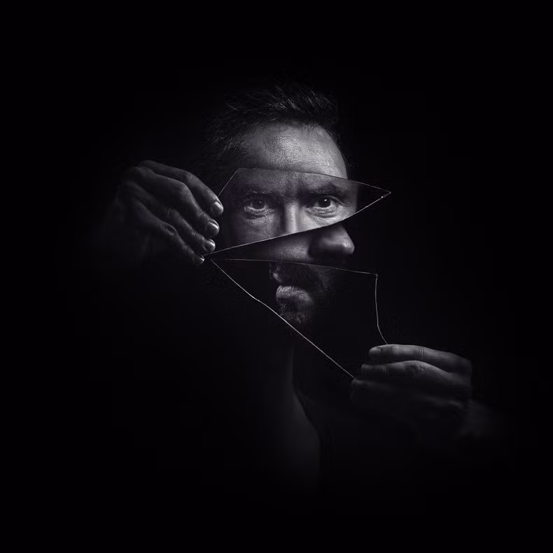 作品《Mirror》，作者安德烈·博托（葡萄牙），国际艺术摄影师协会金牌，黑白自由组。