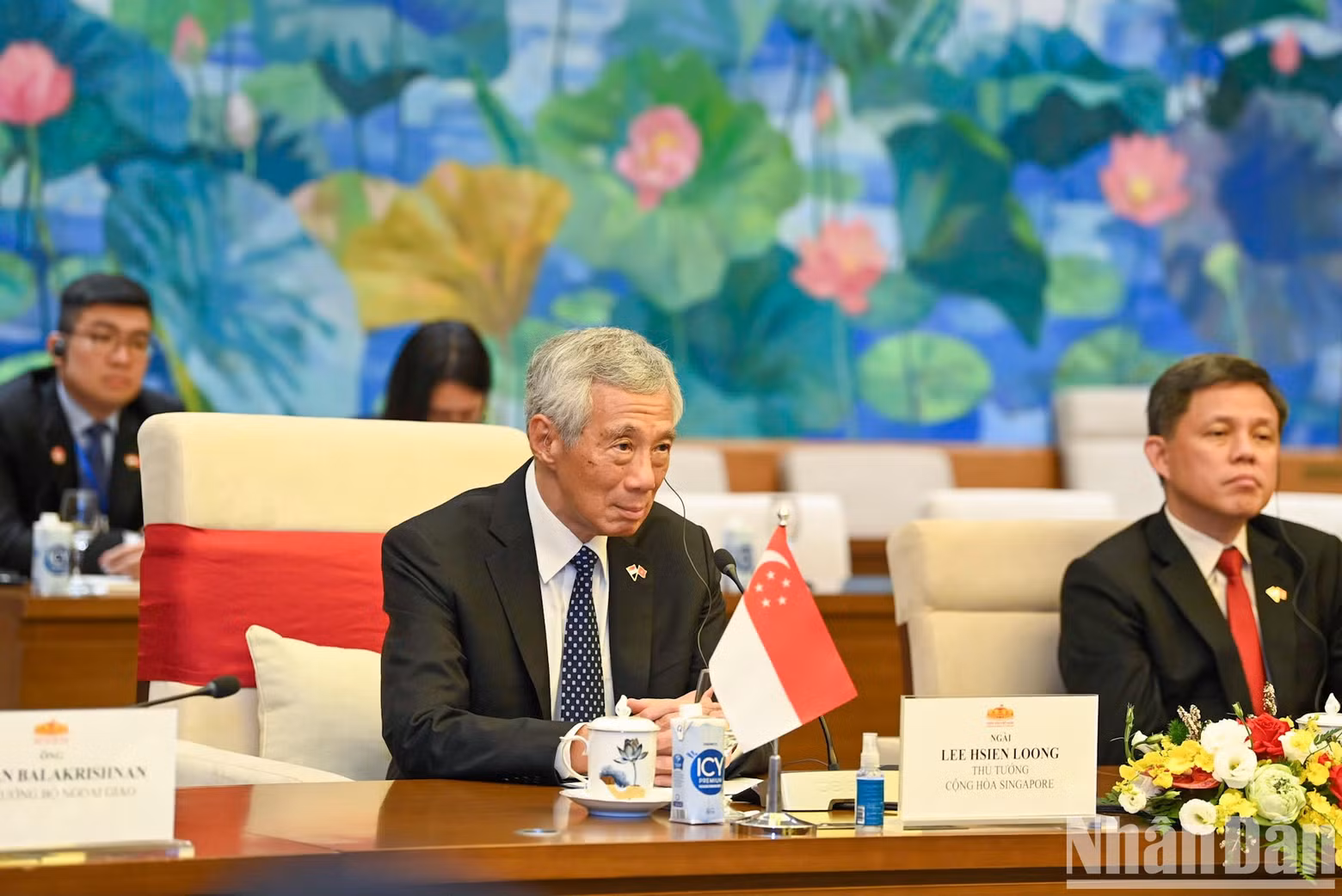 新加坡总理李显龙和新加坡政府成员出席会见。