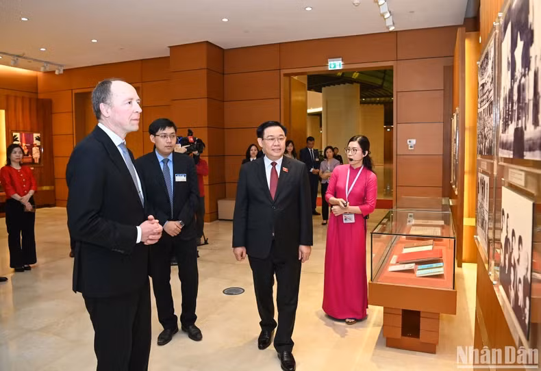 芬兰议会议长尤西·哈拉阿霍参观越南国会传统展厅。