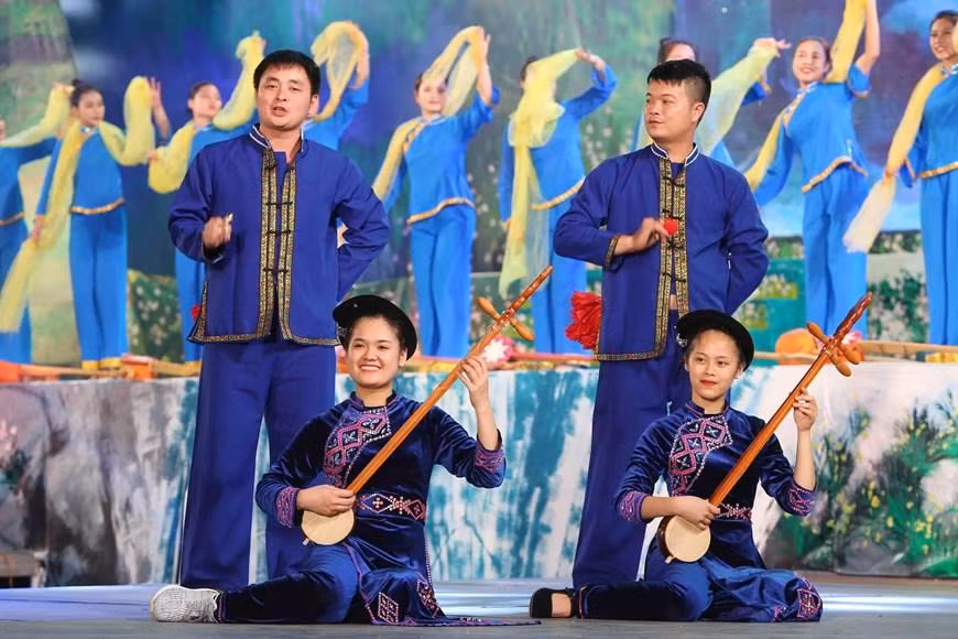 通过天曲传统演唱仪式，我们可以了解民族同胞们的人生观、世界观和文化特色。天曲已成为民族同胞的精神支柱，鼓励他们克服生活中的种种困难。（图片来源：越通社）