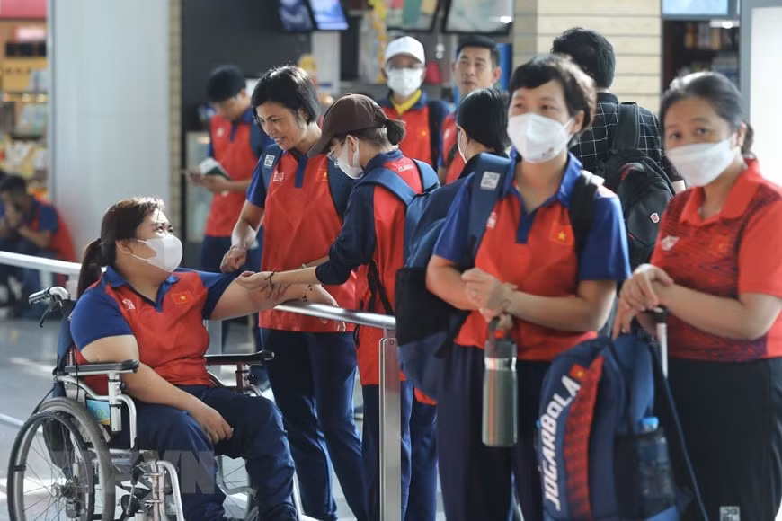 越南残疾人体育代表团启程赴柬参加第12届东盟残疾人运动会。（图片来源：越通社）