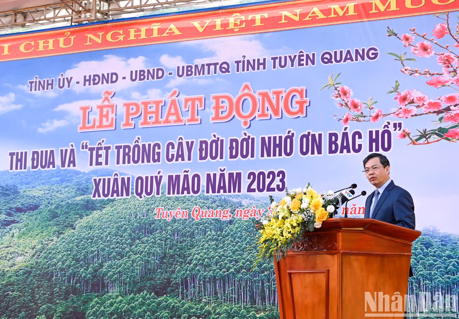 宣光省人委会主席阮文山发表讲话。