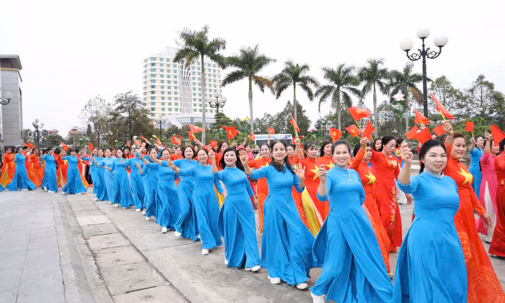 妇女干部、会员举行游行，响应奥黛周。
