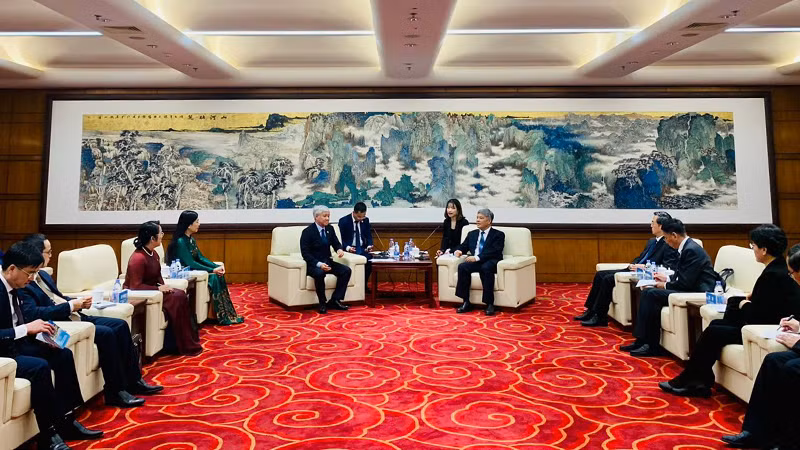 杜文战同志一行造访中共中央党校。 杜文战同志一行造访中共中央党校。