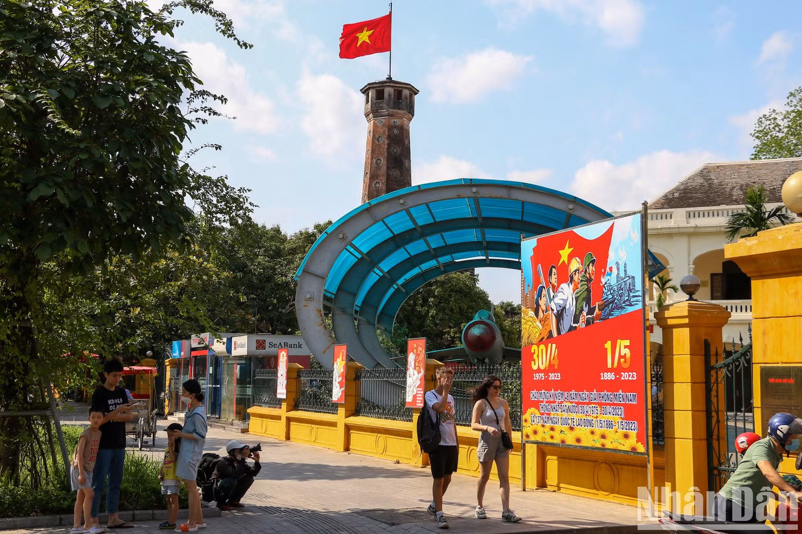 越南军事历史博物馆大门前布置了一块大海报。