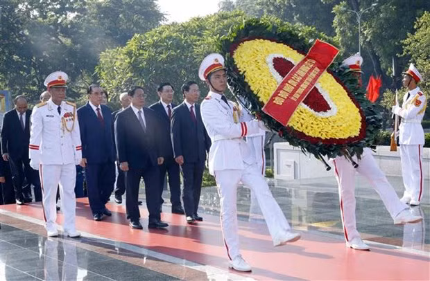 由越共中央委员会、国会、国家主席、政府、越南祖国阵线中央委员会组成的代表团前往烈士纪念碑敬献花圈并缅怀英雄烈士。