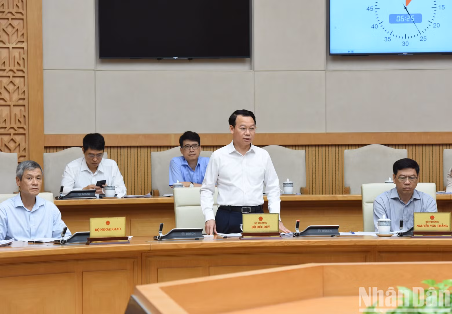 自然资源与环境部部长杜德维发表讲话。