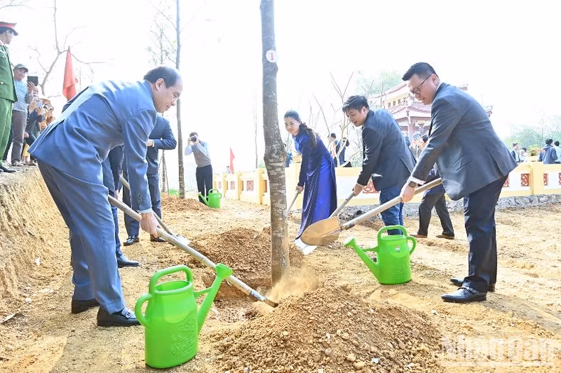 《人民报》社领导同宣光省领导在《人民报》社遗迹纪念碑屋种植纪念树。